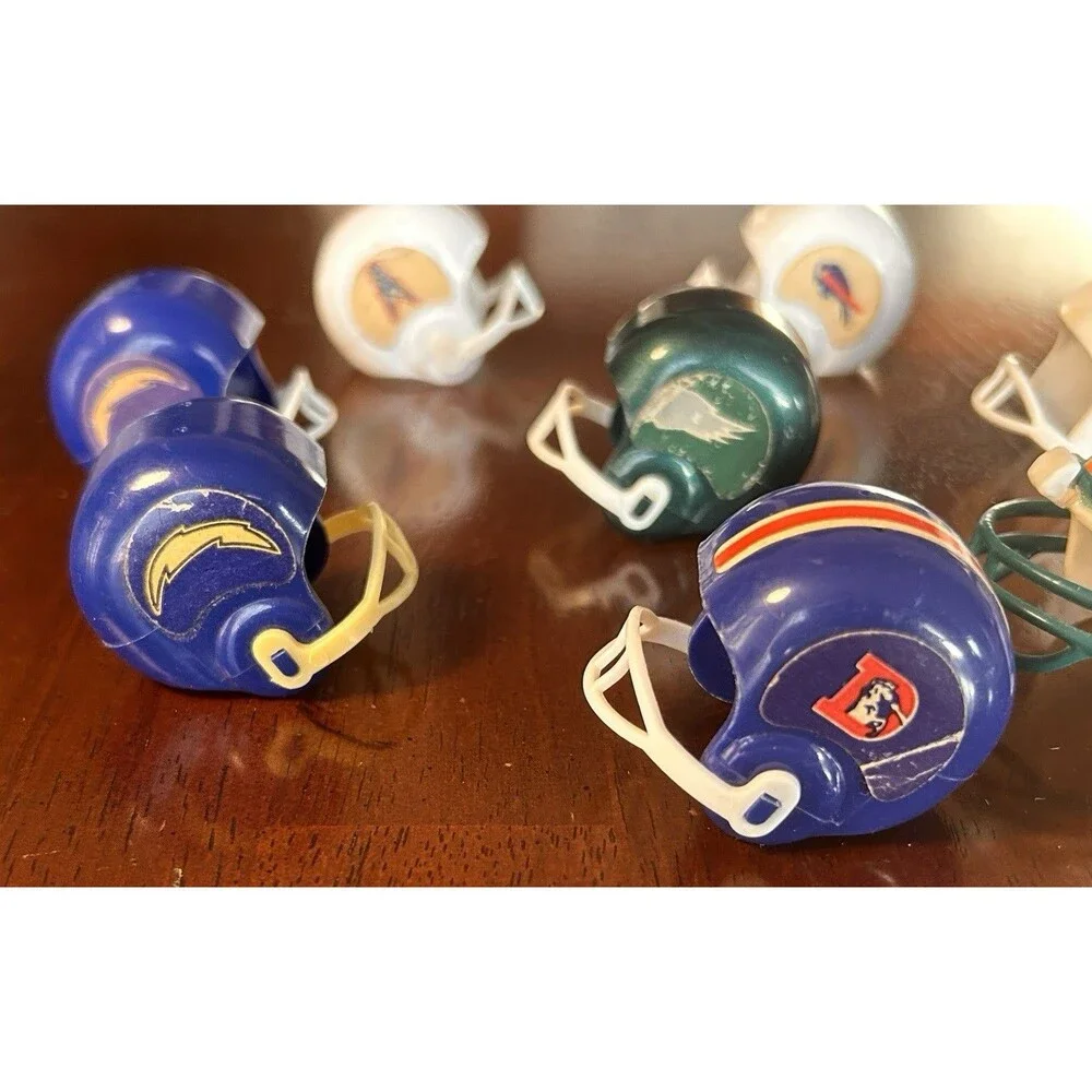 Vintage Lot of 8‎ Bubble Gum Ball Machine NFL Plastic Football Helmets